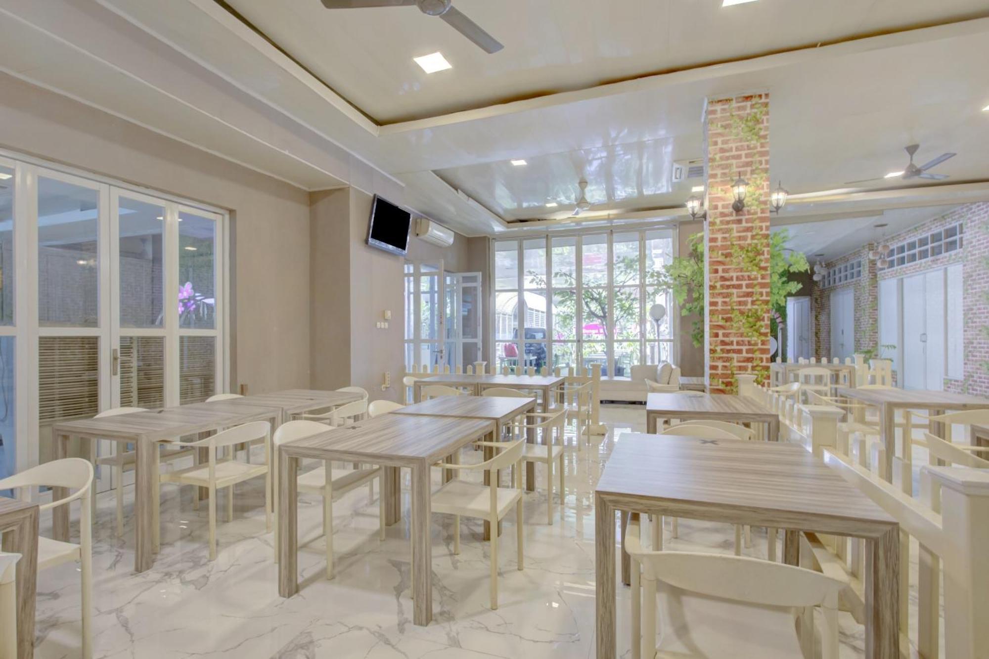 Hotel O Gambir Near Juanda Station Formerly Bunga Dahlia Джакарта Екстериор снимка