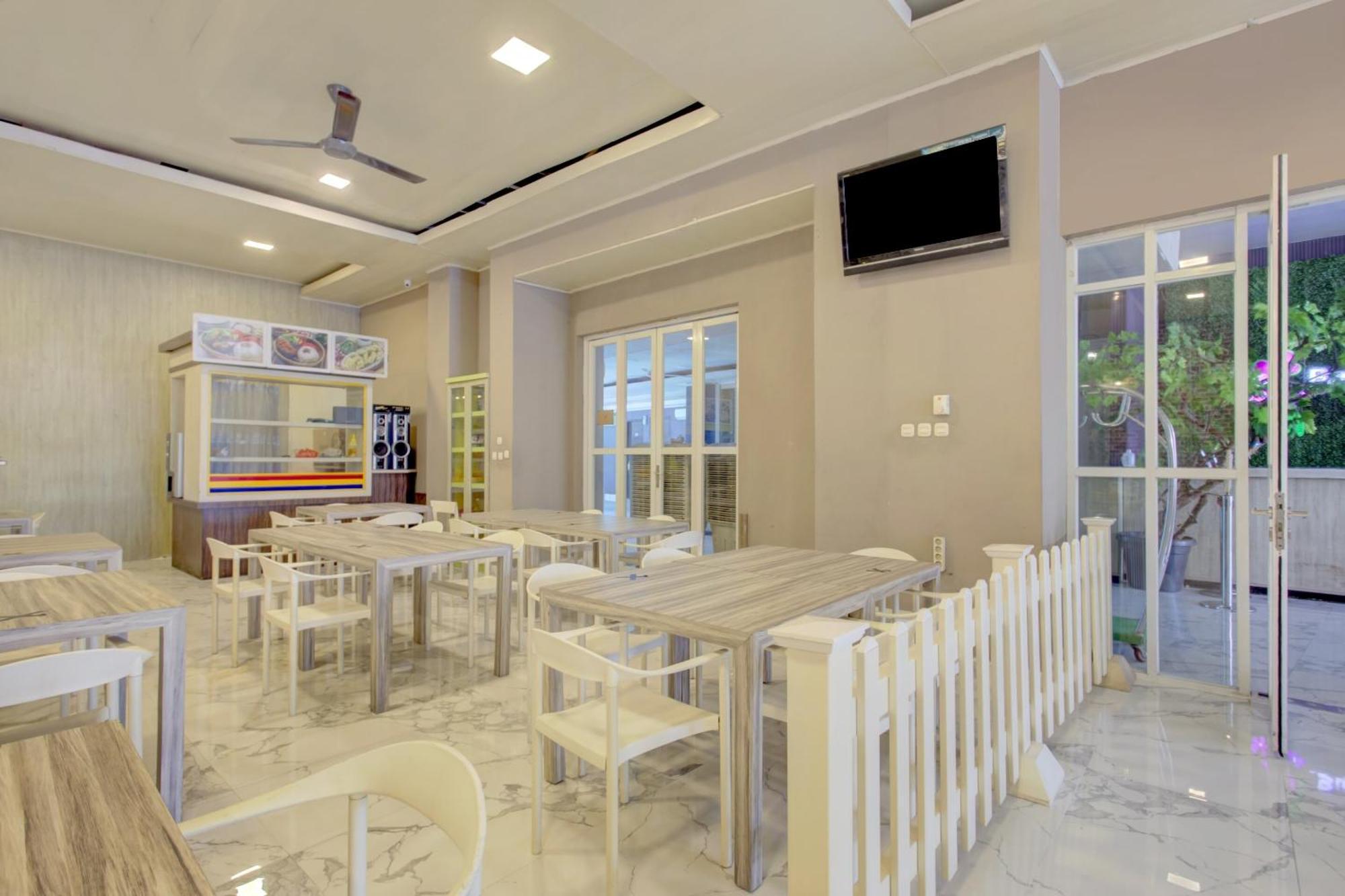 Hotel O Gambir Near Juanda Station Formerly Bunga Dahlia Джакарта Екстериор снимка