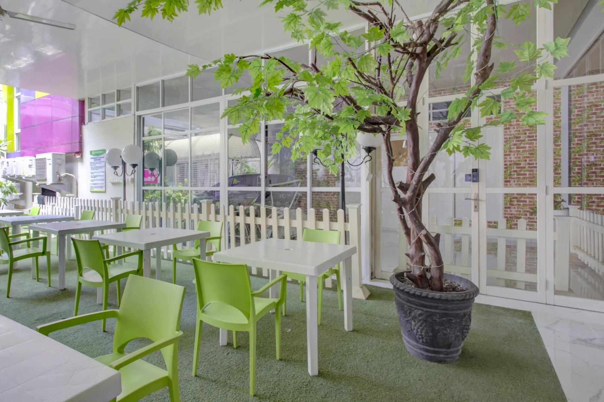 Hotel O Gambir Near Juanda Station Formerly Bunga Dahlia Джакарта Екстериор снимка
